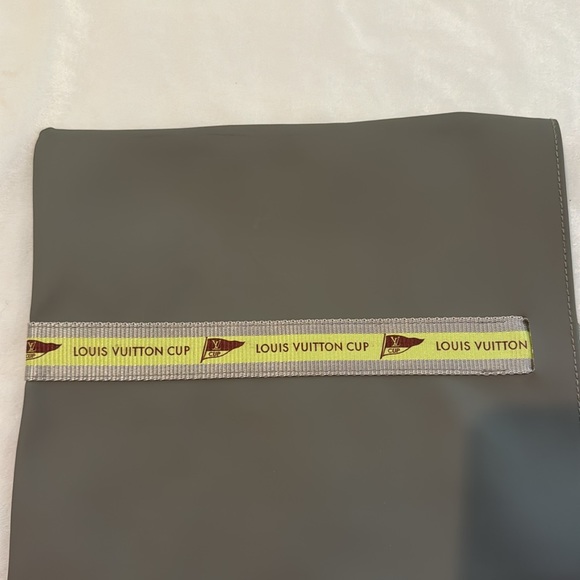 Louis Vuitton Pouch - Picture 3 of 9